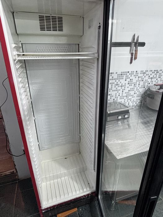 Витринный холодильник , холодильный шкаф