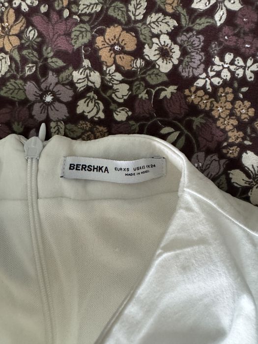 Бяла рокля  Bershka