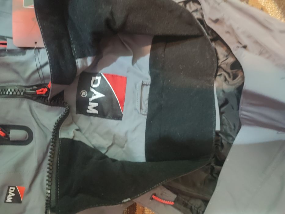 Jacheta anti ploaie și vant