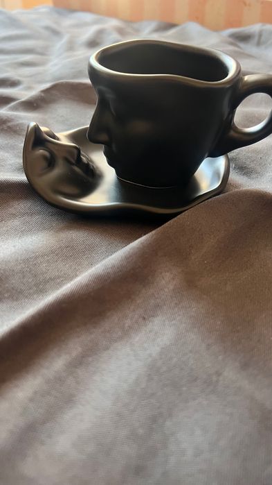 Дизайнерска керамична чаша с чинийка – Face Mug (100 ml)