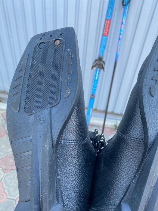 Продам лыжи ботинками и палками.