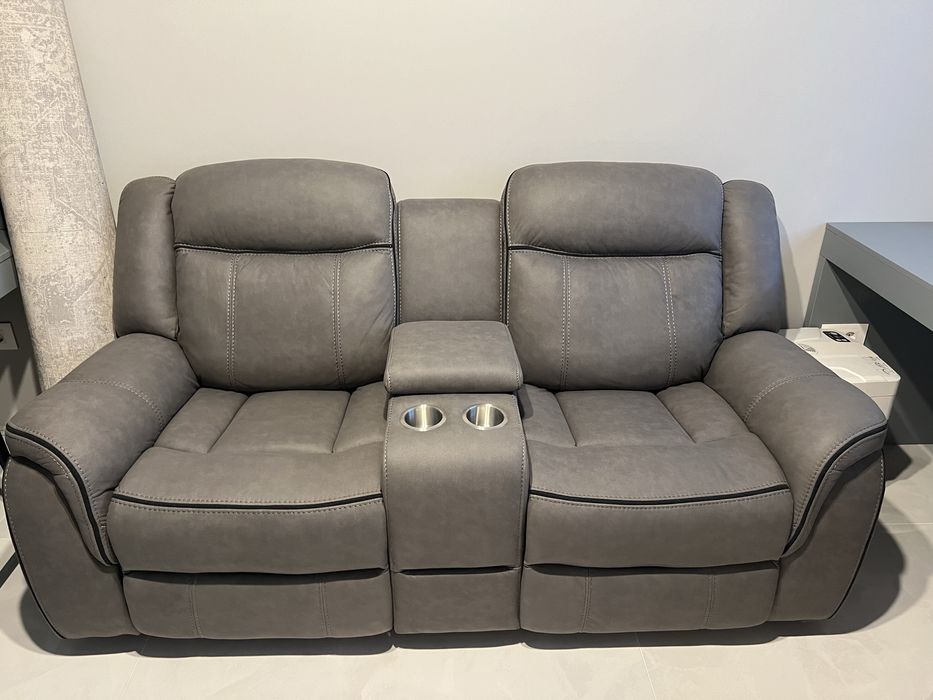 Canapea NOUĂ - 2 locuri cu recliner și consolă