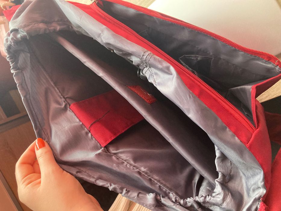 Червена чанта за лаптоп