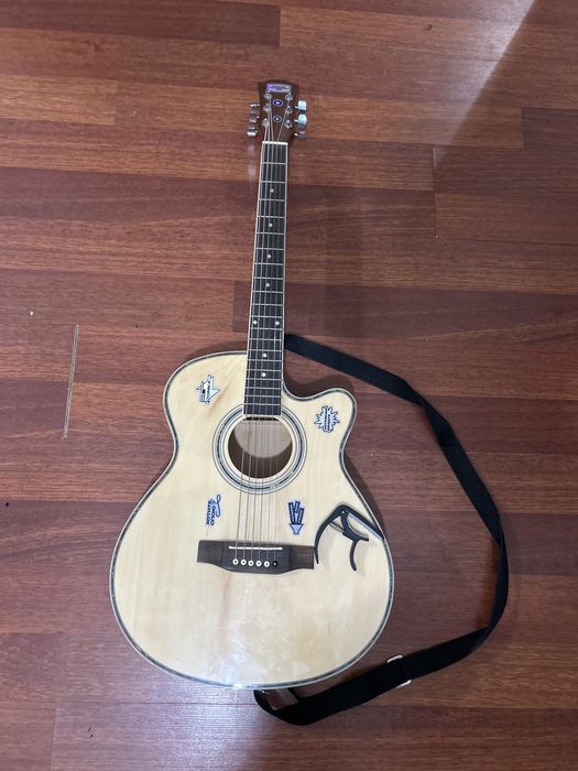 Гитара с чехлом.