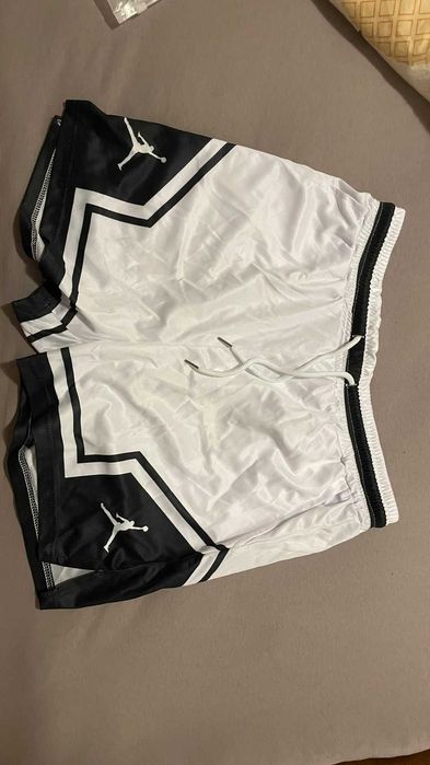 Pantaloni scurti Jordan, marimea M, noi cu eticheta