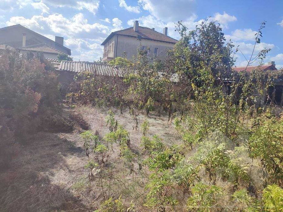 Двуетажна къща в близост до центъра на Генерал Тошево