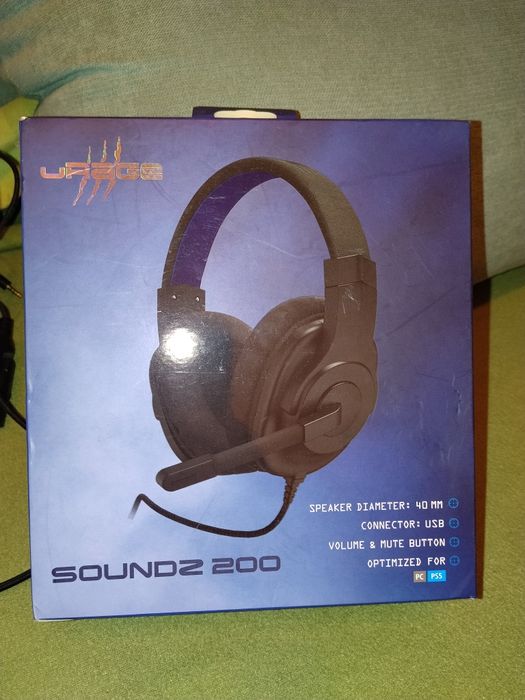 Căști gaming și husa tableta