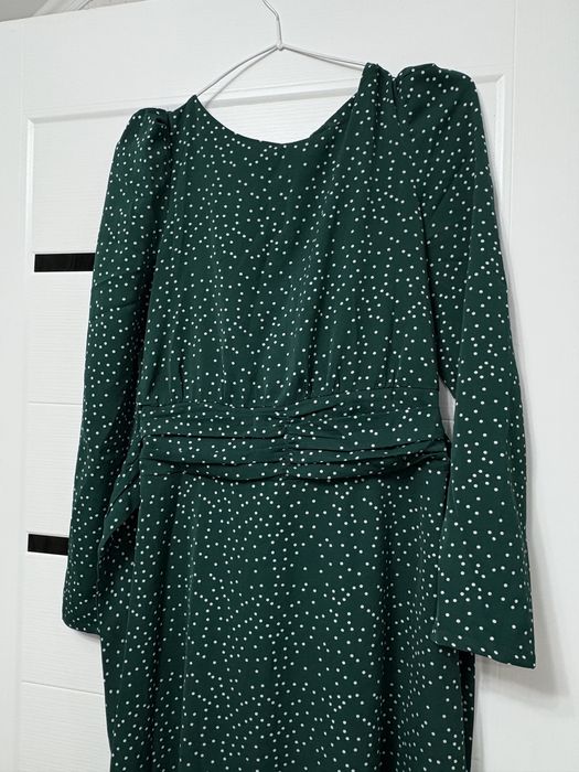Продам красивое зелёное платье в горошек