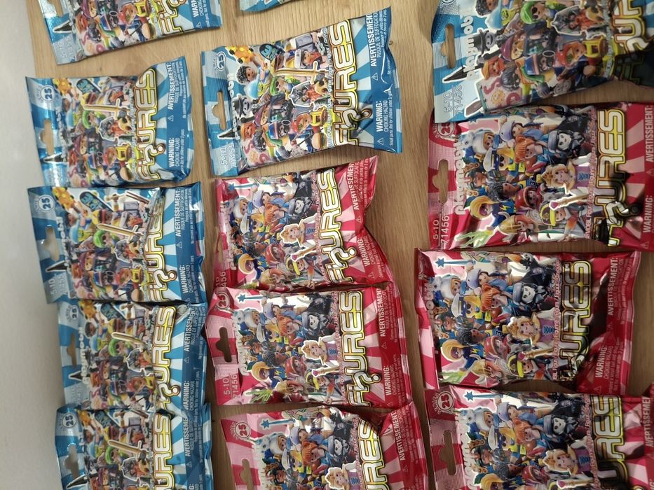 Vand lot cu 20 figurine Playmobil seria 25 ( 10 figurine fete, 10 figurine baieti)