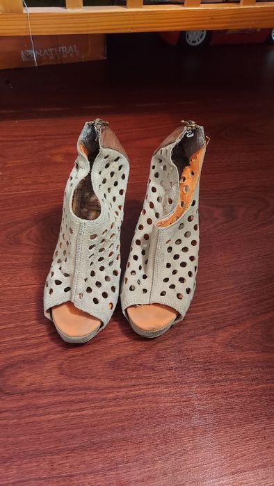 Продам босоножки