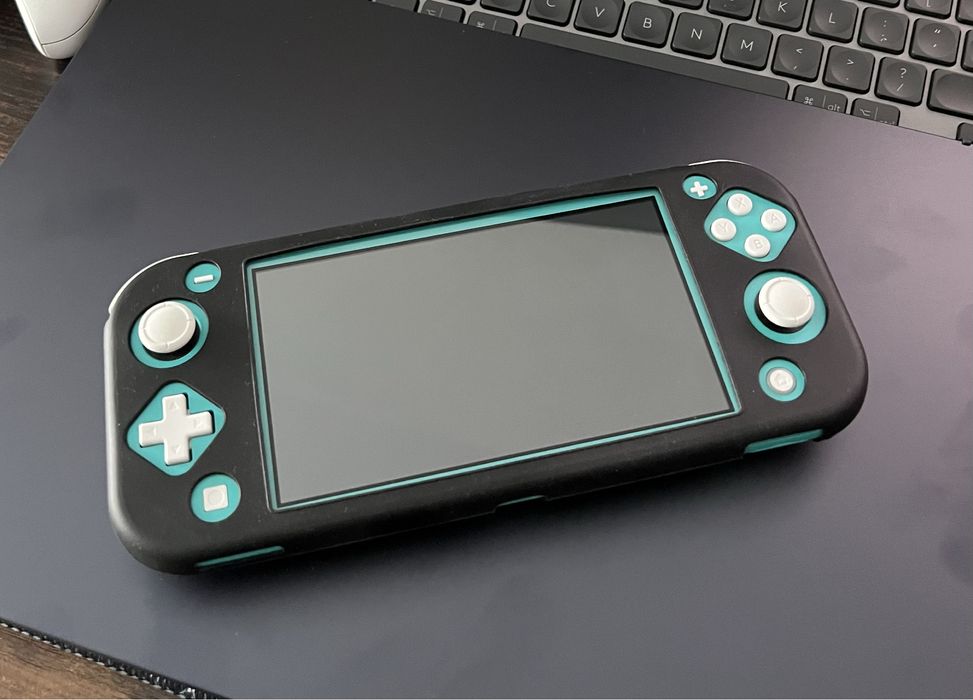 Nintendo Switch Lite + card + husa