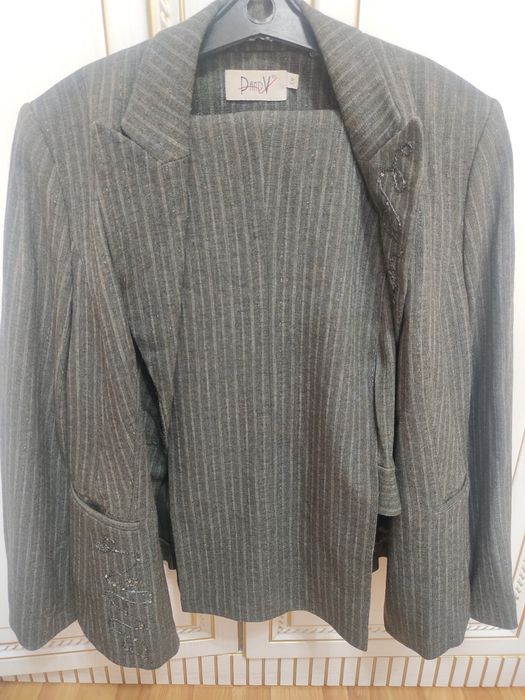 Продам костюм женский