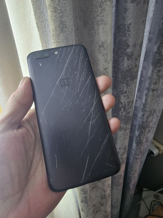 Продам отличный смартфон One Plus 5