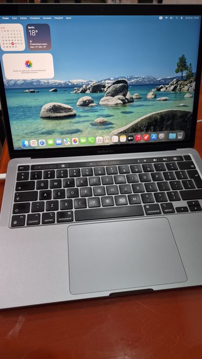 MacBook Pro 13 inch, M2 cu  touch bar