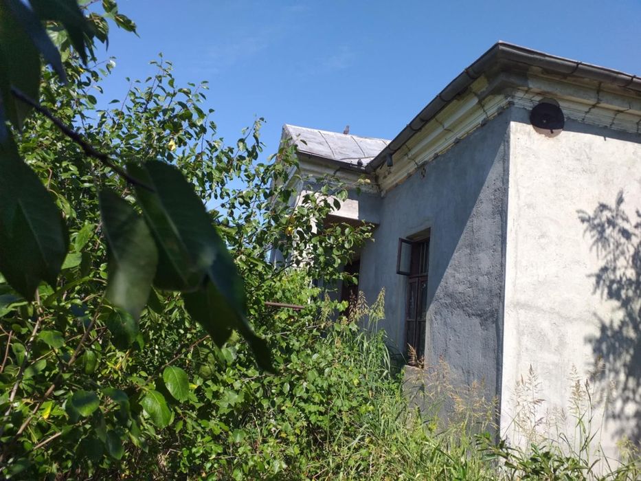vând CASA DIN CARAMIDA + Anexe + teren