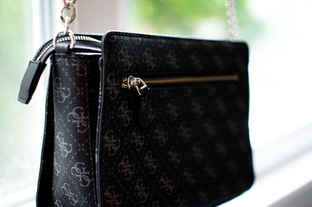 Geanta Crossbody GUESS Est.1981