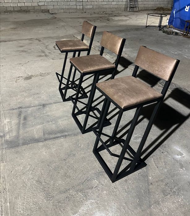 Барных стульев в стиле лофт металлическим каркасом с мягкими сиденьями