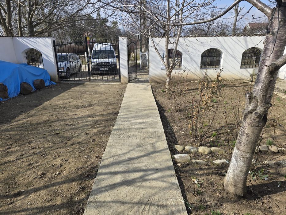 Casa  și teren de vânzare