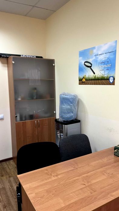 Шкаф для документов со стеклянными дверцами