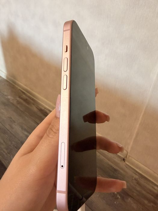 IPhone 15 - розов