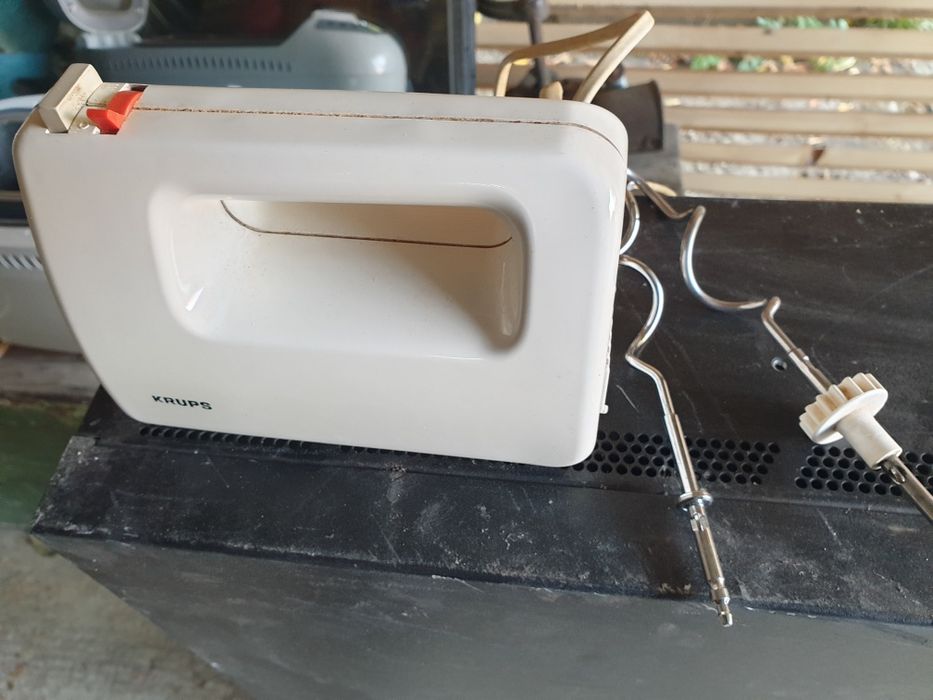 Aparat de facut paine si mixer pentru aluat.
Sunt folosite, au patina