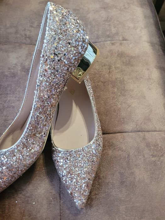 Дамски обувки тип пантофки.