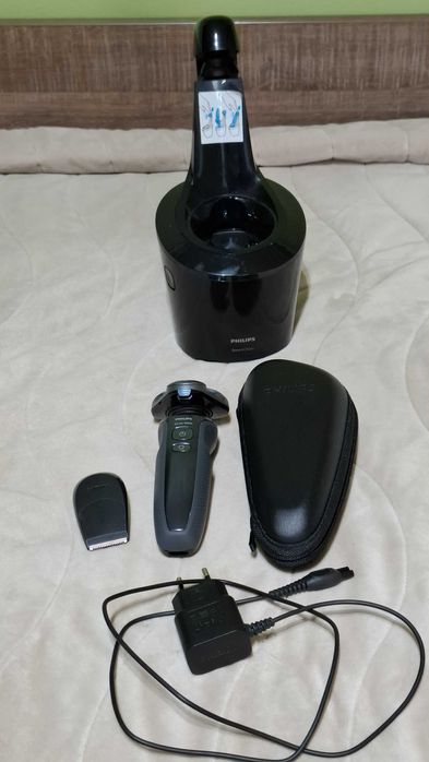 Продавам Електрическа самобръсначка PhilipsS6000 с почистващо устройст