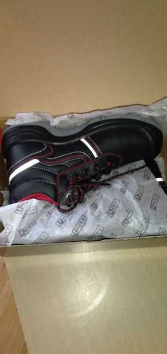 Нови  обувки  с предпазно бомбе 39 номер