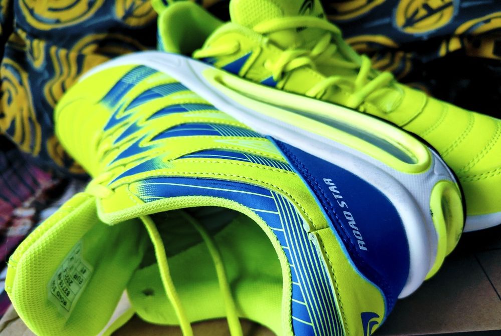 Adidași Road Star.