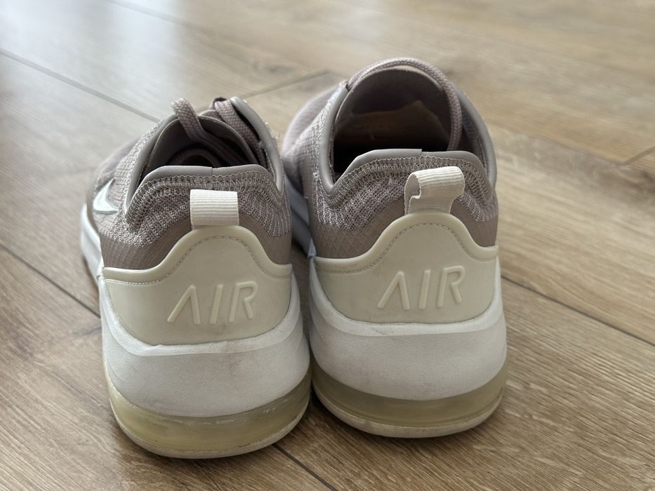 Nike air max motion.