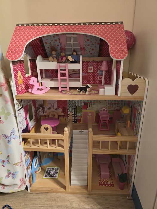 Дървена къща за кукли