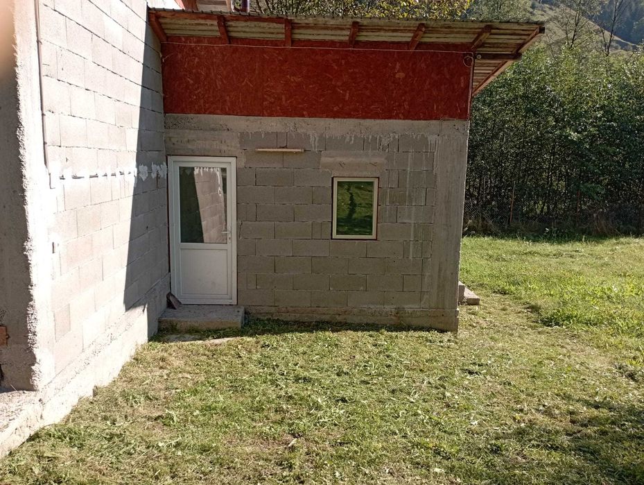 Teren +cladire de vanzare in Statiunea Voineasa