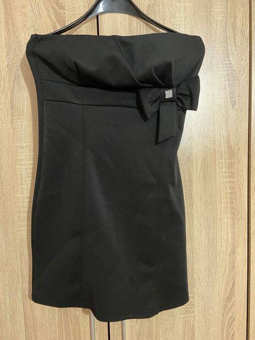 Къса черна рокля