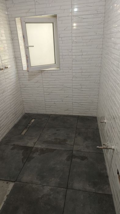 Execut lucrări de amenajări interioare  gresie faianță zugrăvit parchet montaj uși interioare glet  rigips etc
