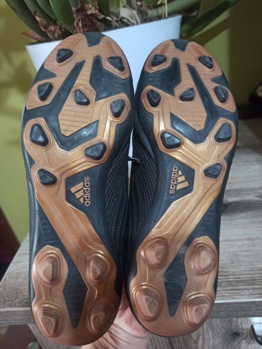 Бутсы футбольные и сороконожки