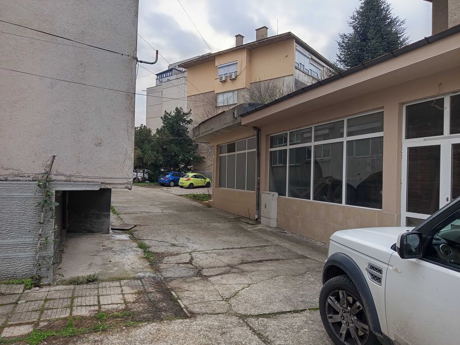 Продавам партерни търговски помещения