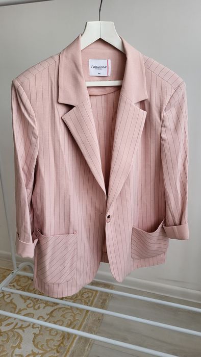 Платья и костюмы