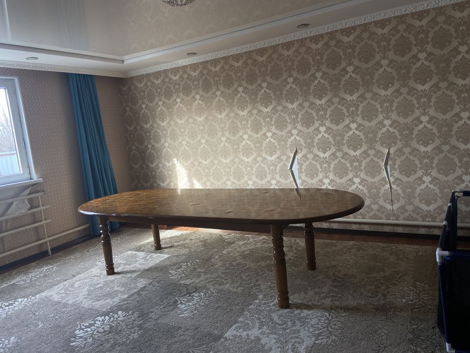 Стол для гостей