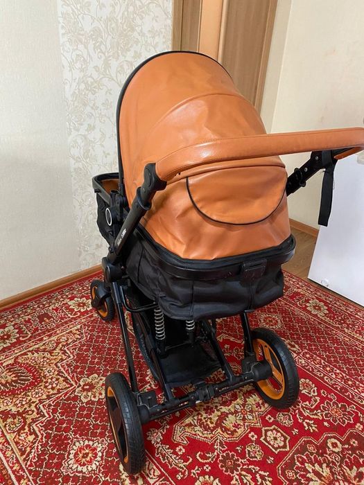 Стульчик для детей и коляска с автокреслом