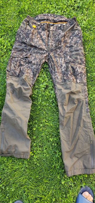 Pantaloni vanatoare impermeabili.
