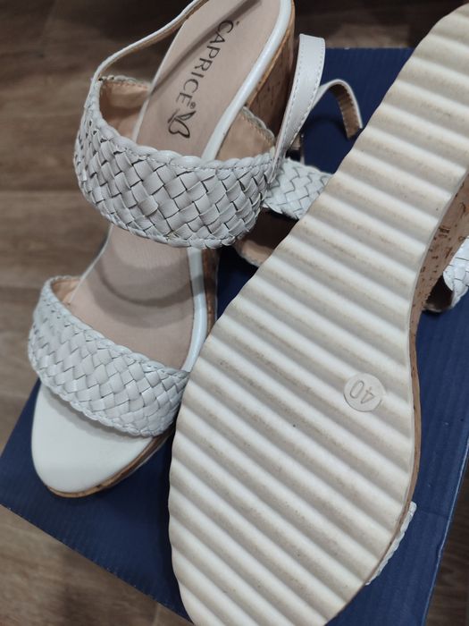 Продам босоножки новые