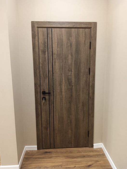 Установка межкомнатных двере и ламината