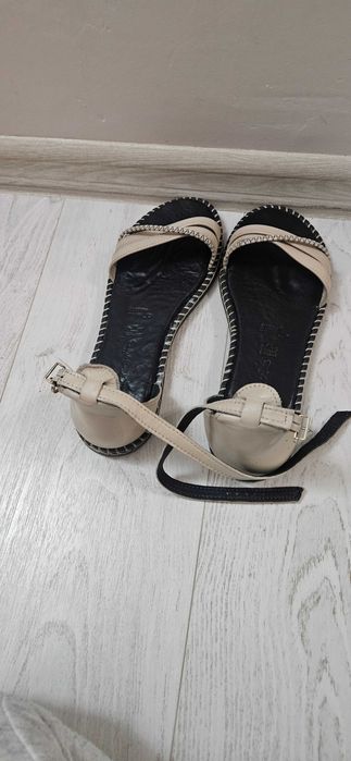 Sandale crem  cu talpa neagra
