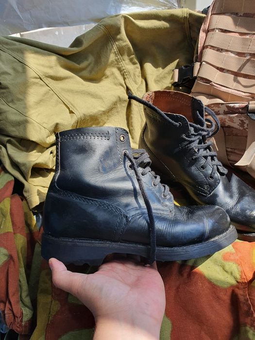 DE VÂNZARE: Bocanci scurți negri din piele – Originali din Armata Polo