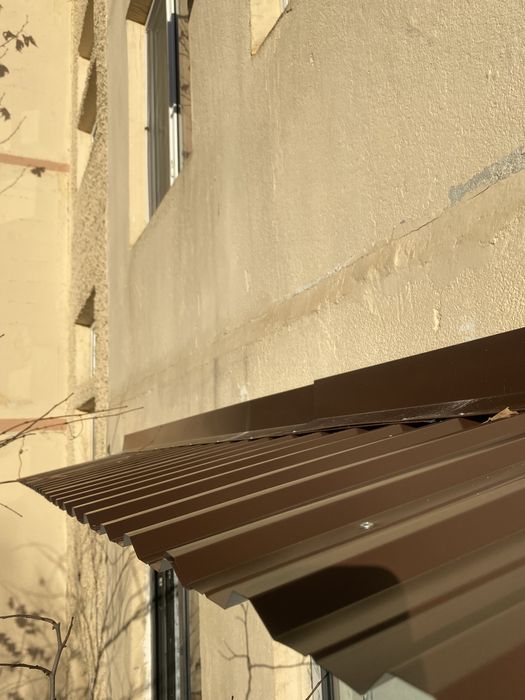 Установка козырьков и роликов на балкон качественно в короткие сроки