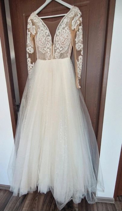 Rochie de mireasă stil romantic cu dantelă și tull