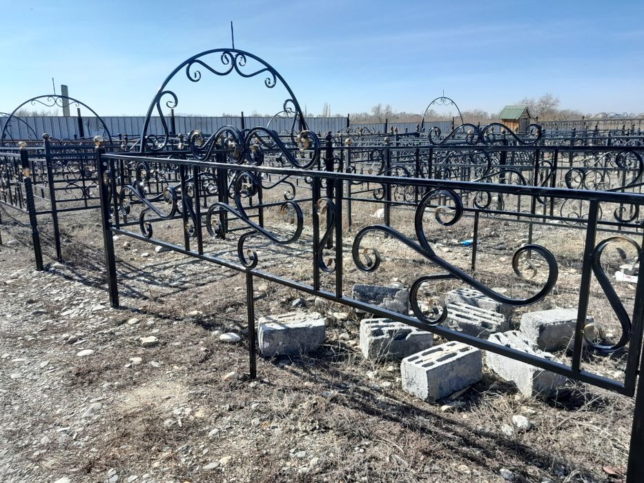 Оградки и памятники