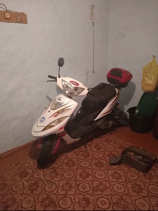 Продам скутер  125 кубов