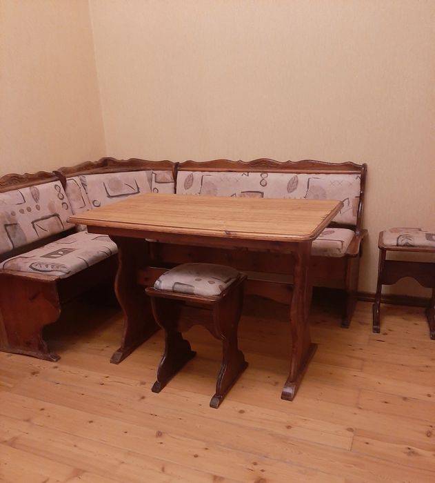 Уголок со столом для кухни