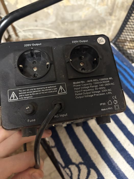 Vând stabilizator de tensiune WELL, 1500VA / 900W